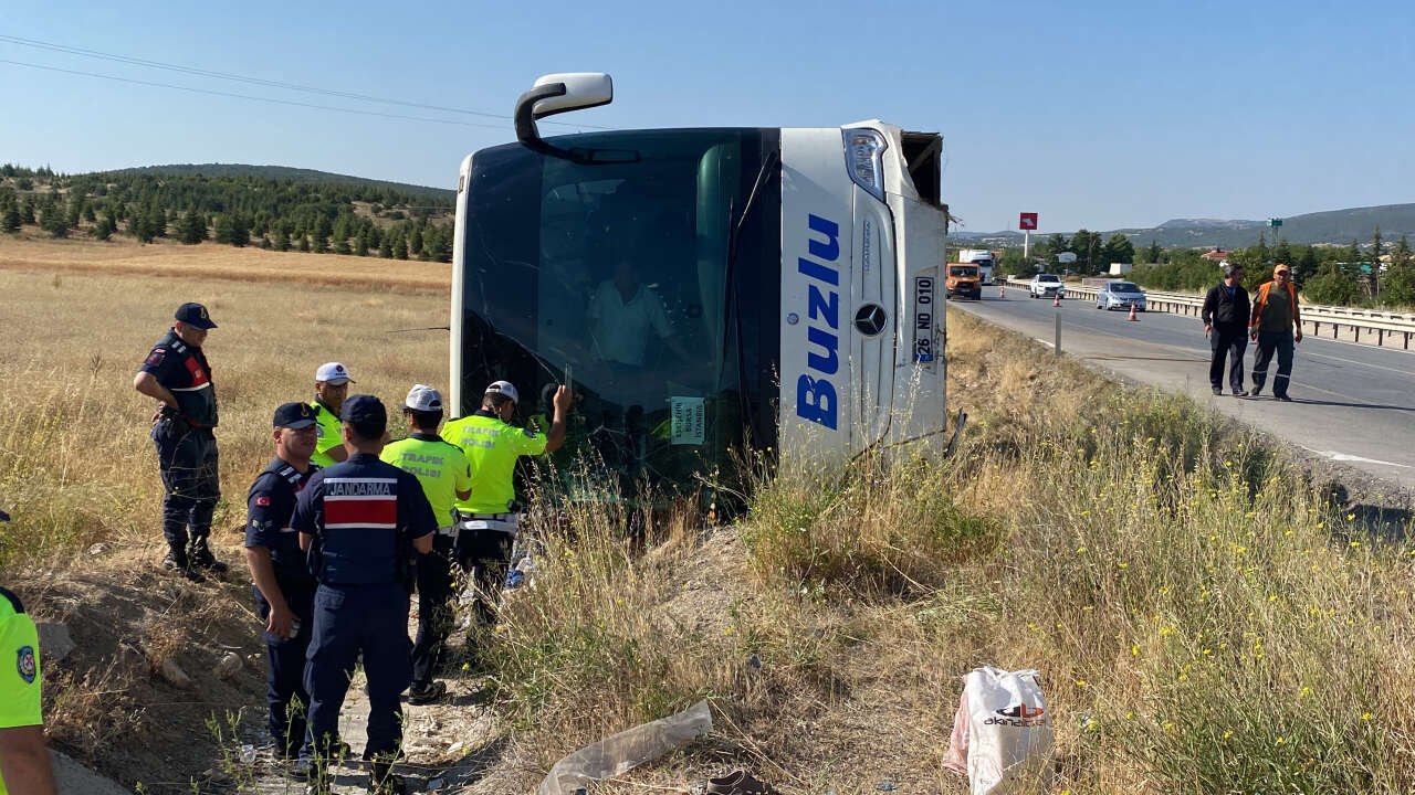 Yolcu otobüsü şarampole devrildi! 24 kişi yaralandı 4